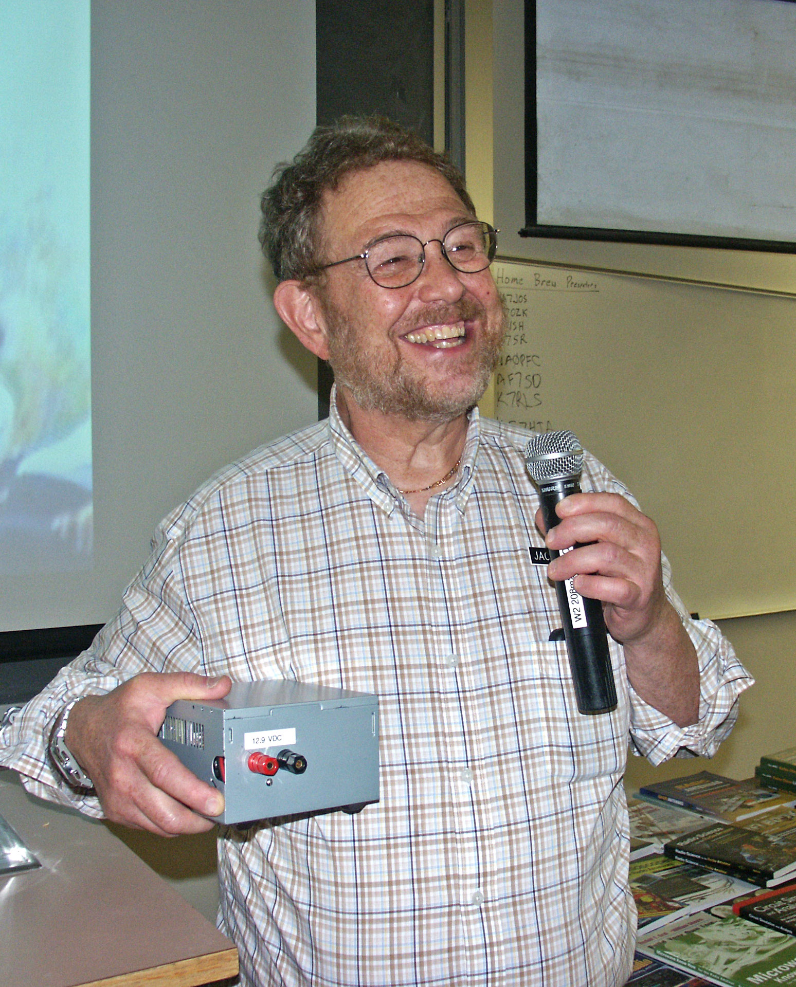 Box with banana jacks